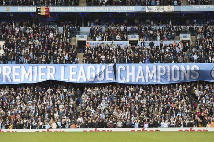 Para fan Manchester City membentangkan spanduk juara pada laga Inggris kontra Swansea di Stadion Etihad, Manchester, Minggu (22/4/2018).