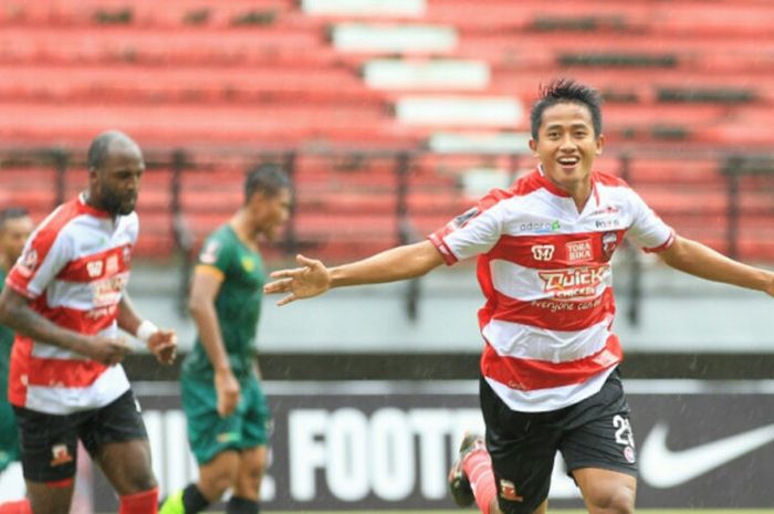 Selebrasi winger Madura United, Bayu Gatra, pada laga kedua Grup C Piala Presiden 2018 kontra PS TNI di Stadion Gelora Bung Tomo, Surabaya, Selasa (23/1/2018).