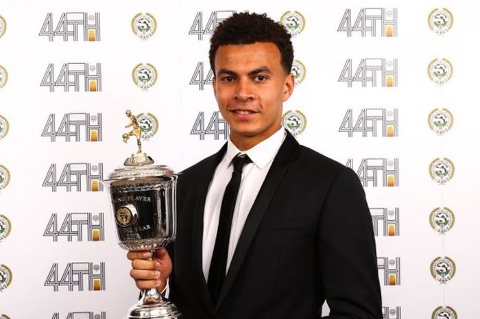 Gelandang Tottenham Hotspur, Dele Alli, meraih penghargaan Pemain Muda Terbaik dari Asosiasi Pesepak Bola Profesional Inggris (PFA).