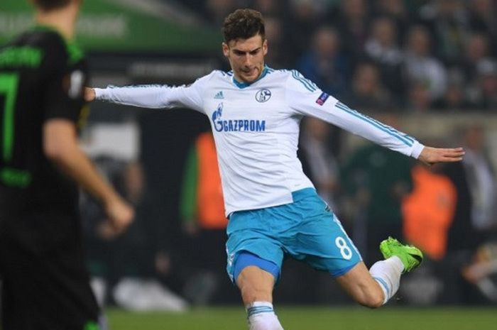 Pemain Schalke 04, Leon Goretzka, hendak menendang bola saat timnya melawan sesama tim Jerman Borussia Moenchengladbach di Liga Europa pada 16 Maret 2017.