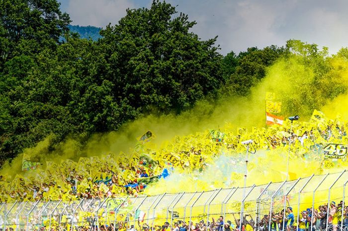 Fan Valentino Rossi yang hadir saat GP Italia di Sirkuit Mugello, Italia.