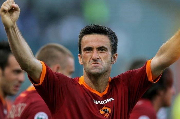 Selebrasi Christian Panucci usai mencetak gol ke gawang Inter Milan di pertadingan final Coppa Itali