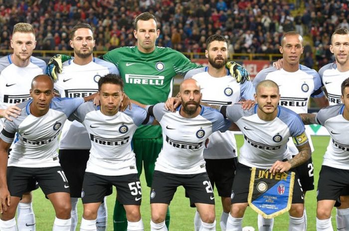 Skuat Inter Milan berpose sebelum menghadapi Bologna dalam laga Liga Italia di Stadion Renato Dall'Ara, Bologna, pada 19 September 2017.