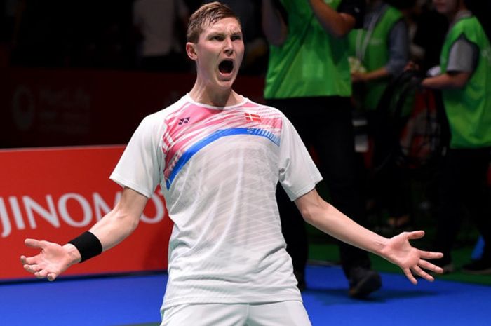 Pebulu tangkis tunggal putra dari Denrmak, Viktor Axelsen, melakukan selebrasi setelah memastikan diri menang atas Lee Chong Wei (Malaysia) pada laga final turnamen Jepang Terbuka yang berlangsung di Tokyo Metropolitan Gymnasium, Minggu (24/9/2017).