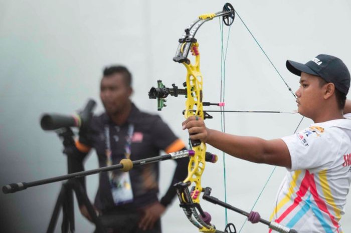 Pemanah putra Indonesia, Prima Wisnu Wardhana, saat menjalani pertandingan compound perorangan SEA Games 2017 di Synthetic Turf Field, National Sports Council, KL Sports City, Rabu (16/8/2017).