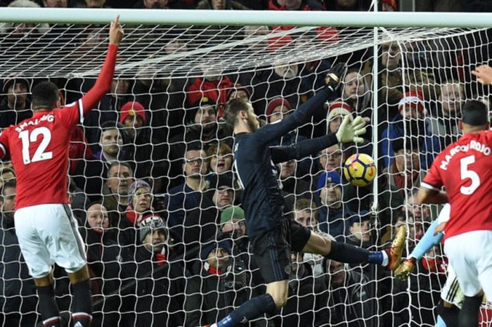 Kiper Manchester United, David De Gea (kedua dari kiri), dijebol oleh gelandang Manchester City, David Silva, dalam laga Liga Inggris di Stadion Old Trafford, Manchester, pada 10 Desember 2017.