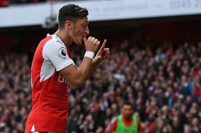 Mesut Oezil merayakan gol ketiga Arsenal ke gawang Swansea City pada lanjutan Premier League, Sabtu (15/10/2016). 