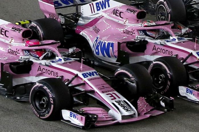 Sergio Perez dan Esteban Ocon saling bersenggolan pada balapan GP Singapura di Sirkuit Jalan Raya Marina Bay, Singapura, Minggu (16/9/2018).