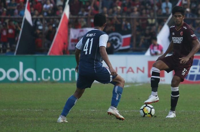 Penyerang Arema FC, Dendi Santoso (kiri) mencoba menghadang pergerakan pilar bertahan PSM Makassar, Ardan Aras pada lanjutan Liga 1 2018 di Stadion Andi Mattalatta, Kota Makassar, 14 Oktober 2018.