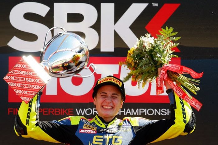 Pebalap wanita, Ana Carasco merayakan kemenangannya pada balapan WorldSSP300 di Sirkuit Agarve, Portugal (17/9/2017).