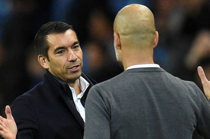 Manajer Manchester City, Josep Guardiola (kanan), bersalaman dengan pelatih Feyenoord, Giovanni van Bronckhorst, seusai laga Grup F Liga Champions di Stadion Etihad, Manchester, Inggris, pada 21 November 2017.