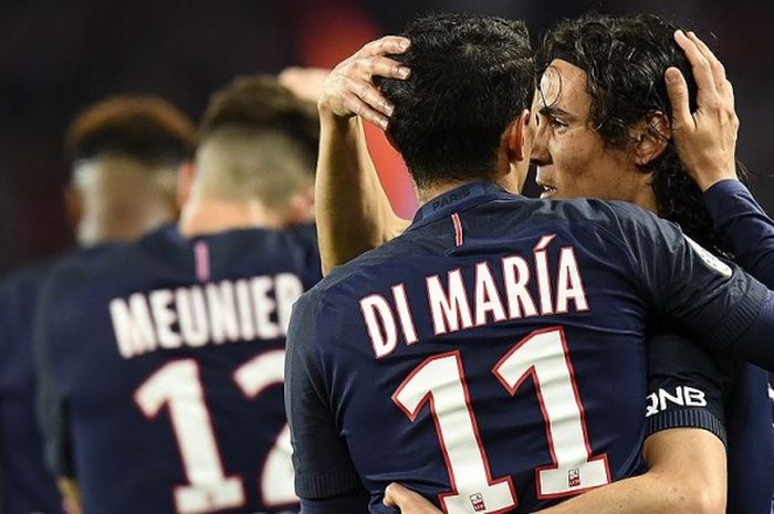 Pemain sayap Paris Saint-Germain, Angel Di Maria, merayakan gol dengan rekan setimnya, Edinson Cavani, seusai mencetak gol ke gawang Guingamp dalam laga lanjutan Liga Prancis 2016-2017 di Stadion Parc des Princes, Paris, pada 9 April 2017.