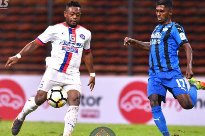 Gelandang asal Indonesia milik Felcra FC, David Laly berhadapan dengan satu pemain MISC-MIFA pada la