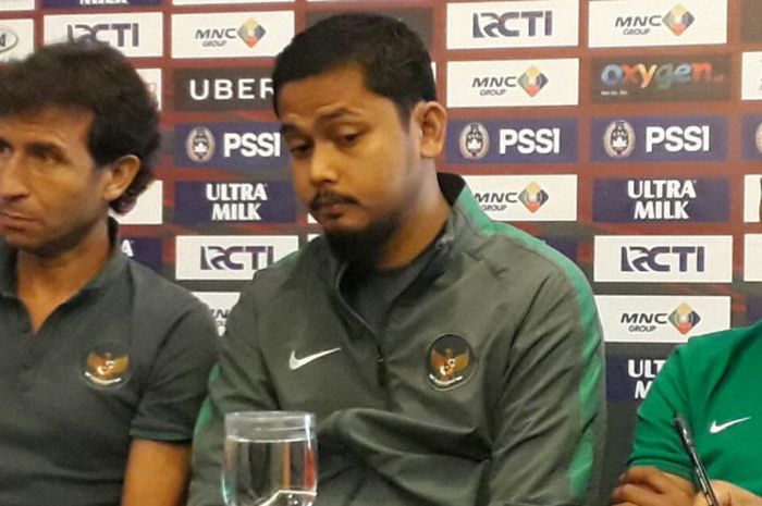 Pelatih timnas U-23 Indonesia, Luis Milla, dan Bagas Adi saat sesi jumpa pers di Hotel Grinz Zuri, Cikarang, Jawa Barat, Rabu (15/11/2017)