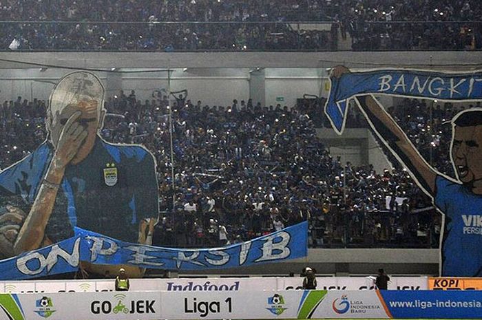 Koreografi bobotoh saat mendukung Persib Bandung dalam laga pekan ketiga Liga 1 2018 melawan Mitra Kukar di Stadion Gelora Bandung Lautan Api, Kota Bandung, , Minggu (8/4/2018).