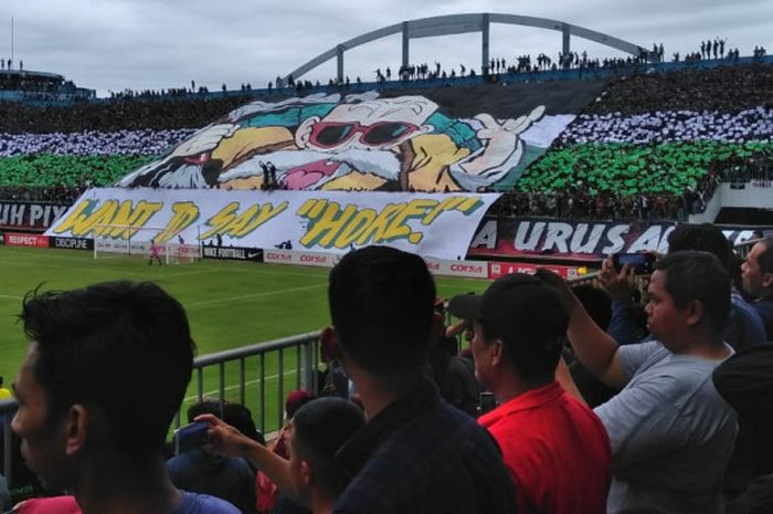 Koreografi tribune selatan saat laga PSS Sleman Vs Kalteng Putra di Stadion Maguwoharjo, Rabu (28/11/2018).