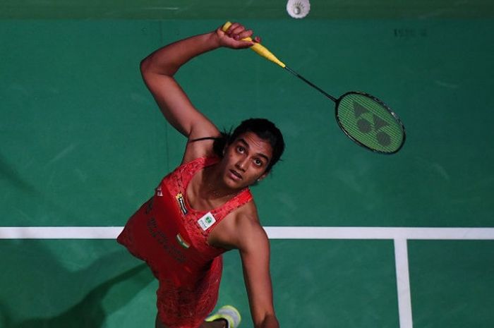 Pebulu tangkis tunggal putri India, Pusarla Venkata Sindhu, mengembalikan kok ke arah Akane Yamaguch