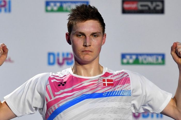 Pebulu tangkis tunggal putra Denmark, Viktor Axelsen, melakukan selebrasi sebagai juara BWF Superseries Finals 2017 setelah mengalahkan Lee Chong Wei (Malaysia) pada final yang berlangsung di Hamdan Sports Complex, Dubai, Minggu (17/12/2017).