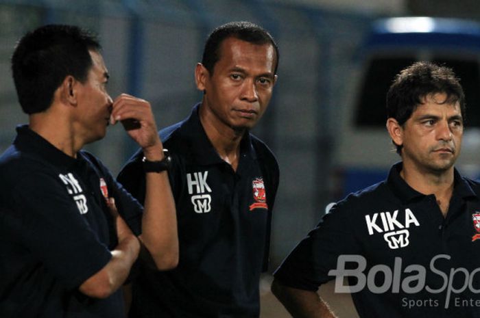 Hendro Kartiko (tengah) sedang mengamati permainan Madura United pada laga hari ketiga Suramadu Super Cup 2018 antara Madura United melawan Kedah FA  di Stadion Gelora Bangkalan, Jawa Timur, Selasa (09/01/2018) malam.