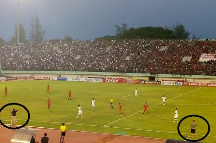 Pelatih Persis Solo, Jafri Sastra dan pelatih PSPS Riau, Hendri Susilo saat memberikan instruksi kepada pemain, Minggu (29/4/2018).