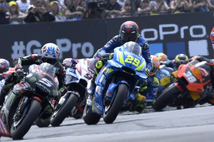 Andrea Iannone (#29) saat berusaha mengejar Johann Zarco (#5) di MotoGP Prancis pada Minggu (20/5/2018)