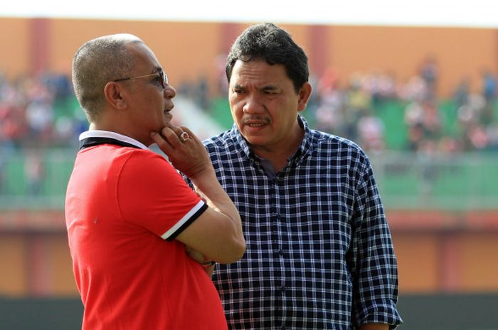 Manajer Madura United, Haruna Soemitro dan Presiden Klub Madura United, Achsanul Qosasi 