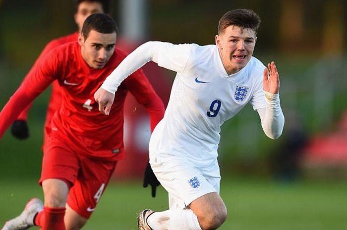 Penyerang Inggris, Bobby Duncan (depan), beraksi saat membela timnas Inggris U-15 menghadapi Turki dalam laga uji coba di St George's Park, Burton-upon-Trent, Inggris, 21 Desember 2015.