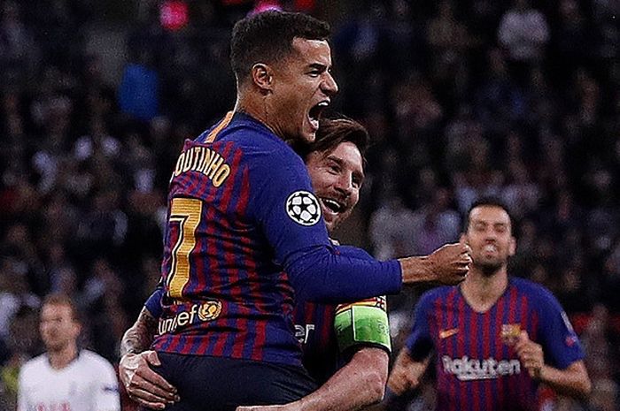 Gelandang FC Barcelona, Philippe Coutinho (kiri), merayakan gol yang dicetak bersama Lionel Messi dalam laga Grup B Liga Champions melawan Tottenham Hotspur di Stadion Wembley, London, Inggris pada 3 Oktober 2018.