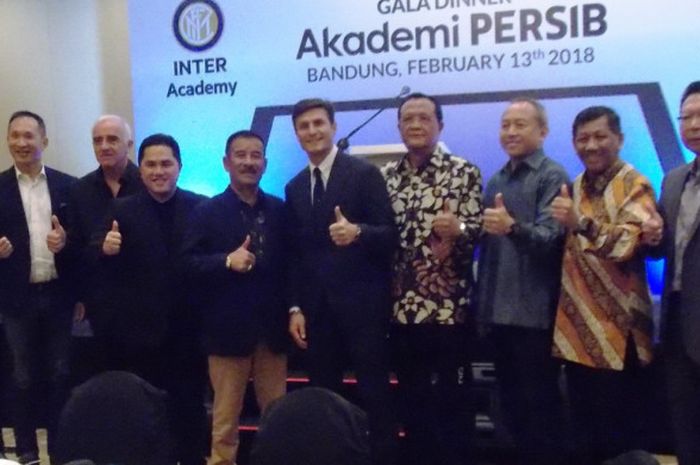 Pemain legendaris Inter Milan, Javier Zanetti, berpose bersama petinggi PT Persib Bandung Bermartabat (PBB) pada acara Gala Dinner Akademi Persib di Hotel Sheraton,Bandung,Selasa (13/2/2018).