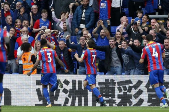 Yohan Cabaye (7) merayakan gol Crystal Palace ke gawang Chelsea dalam partai Liga Inggris di Selhurst Park, London, 14 Oktober 2017.