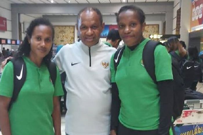 Pelatih timnas wanita Indonesia, Rully Nere bersama dua anak asuhnya di Bandara Soekarno-Hatta jelang berangkat ke Palestina untuk mengikuti kualifikasi sepak bola putri Olimpiade 2020. 