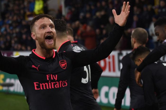 Bek Arsenal, Shkodran Mustafi, merayakan gol timnya ke gawang Burnley dalam pertandingan Liga Inggris 2017-2018 di Stadion Turf Moor, Burnley, Inggris, pada 26 November 2017.