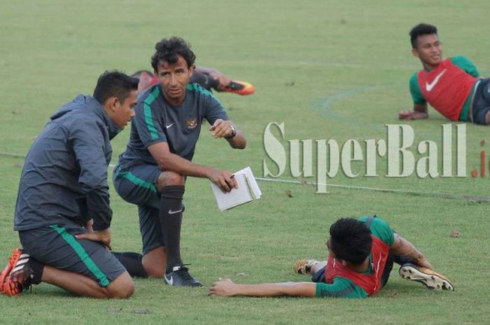 Luis Milla memimpin latihan recovery Timnas Indonesia U-22, di Lapangan Sekolah Pelita Harapan, Senin (7/8/2017)