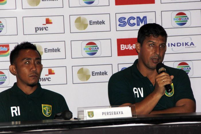 Pelatih Persebaya, Alfredo Vera saat jumpa pers sebelum laga Persebaya Vs PSMS Medan di Hotel Alana, Solo, Jumat  (2/2/2018)