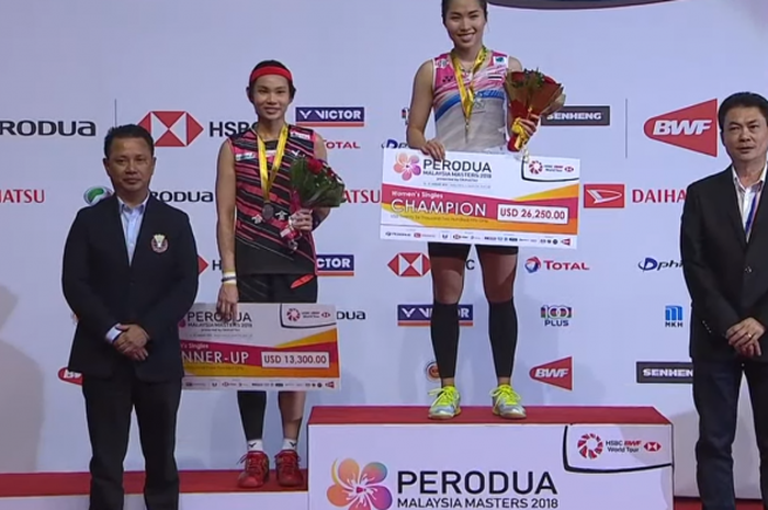 Ratchanok Intanon (dua dari kanan) di podium juara setelah menang 21-16, 14-21, 24-22 atas Tai Tzu Ying di final Malaysia Masters 2018, Minggu (21/1/2018) di Axiata Arena, Bukit Jalil, Kuala Lumpur, Malaysia.