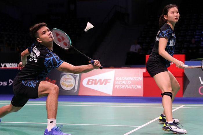 Pasangan ganda campuran Indonesia, Ricky Karanda Suwardi/Debby Susanto, mengembalikan kok ke arah Zhang Nan/Li Yinhui (China) pada babak pertama Denmark Open 2018 di Odense Sports Park, Rabu (17/10/2018).