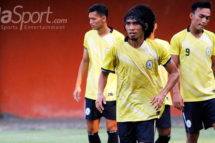 Pemain PSS Sleman, Syamsul Chaeruddin, saat berlatih bersama di Stadion Maguwoharjo, Sleman, Selasa (24/4/2018).