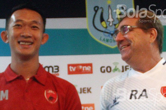 Kiper PSM Makassar, Rifki Mokodompit (kiri) bersama Robert Rene Alberts saat jumpa awak media di sekretariat Persela Lamongan, Jumat (11/8/2017).