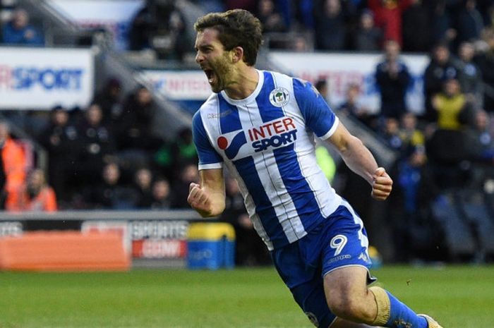 Striker Wigan Athletic, Will Grigg, merayakan gol yang dia cetak ke gawang West Ham United dalam laga babak keempat Piala FA di Stadion DW, Wigan, Inggris, pada 27 Januari 2018.