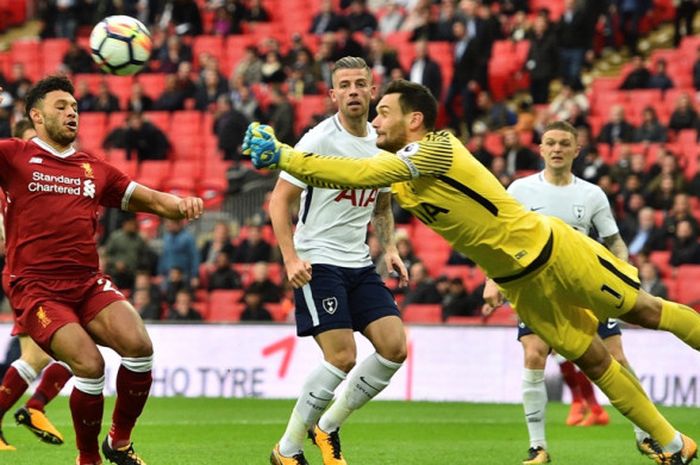 Kiper Tottenham Hotspur, Hugo Lloris, meninju bola dalam laga Liga Inggris kontra Liverpool FC di Stadion Wembley, London, pada 22 Oktober 2017.