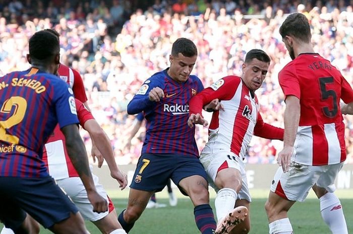  Gelandang FC Barcelona, Philippe Coutinho (ketiga dari kanan), berduel dengan gelandang Athletic Bilbao, Dani Garcia, dalam laga Liga Spanyol di Stadion Camp Nou, Barcelona, Spanyol pada 29 September 2018. 