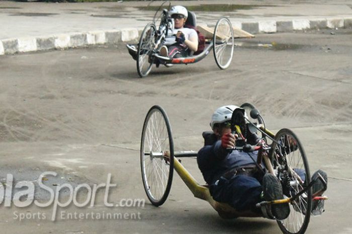 Atlet paracycling Indonesia, I Wayan Damai (depan) dan Ni Kadek Karyadewi (belakang) menjalani latihan ringan di kawasan Stadion Manahan, Solo, Kamis (12/2/2018).