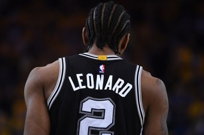 Guard San Antonio Spurs, Kawhi Leonard (#2), saat menjalani pertandingan gim kesatu final Wilayah Barat play-off NBA melawan Golden State Warriors di Oracle Arena, Oakland, California, Minggu (14/5/2017) malam waktu setempat atau Senin pagi WIB.