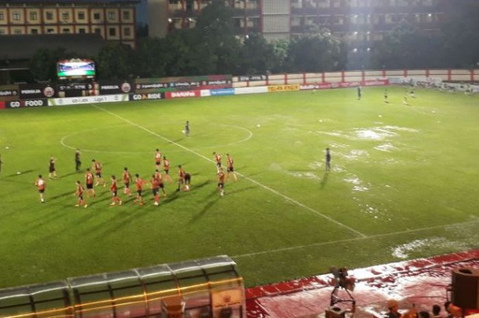 Lapangan Stadion PTIK tergenang air jelang pertandingan Liga 1 antara Persija Jakarta dan Persebaya Surabaya, Selasa (26/6/2018). 