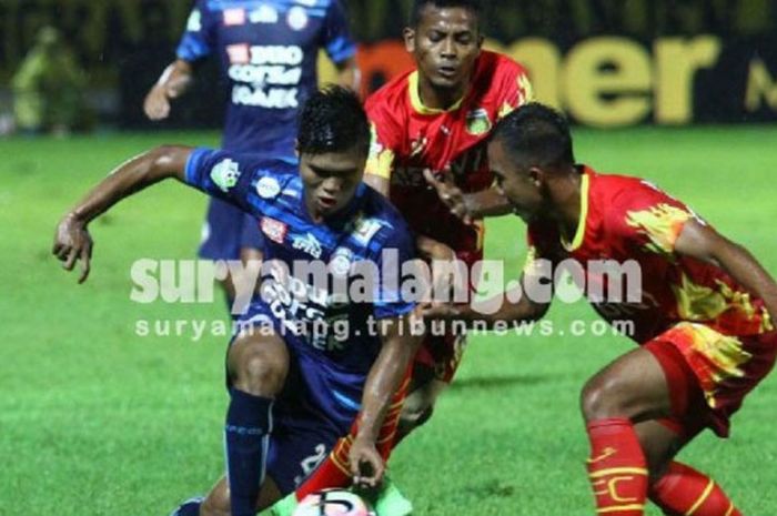 Andriyanto saat tampil dalam laga Arema FC kontra Bhayangkara FC 1 di Stadion Kanjuruhan, Kabupaten Malang, Minggu (23/4/2017) malam. 