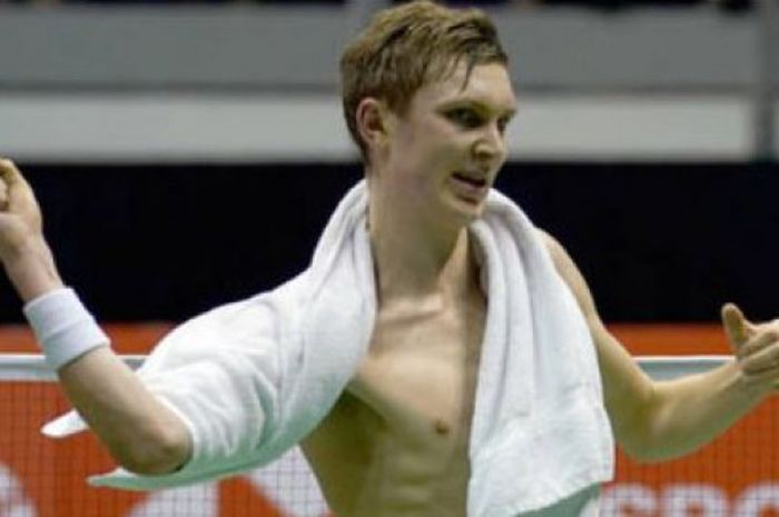 Gaya selebrasi Viktor Axelsen (Denmark) usai menjuarai turnamen Malaysia Masters 2018, Minggu (21/1/2018). 