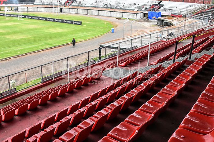  Lapangan Stadion Kapten I Wayan Dipta dilihat dari tribun penonton. 