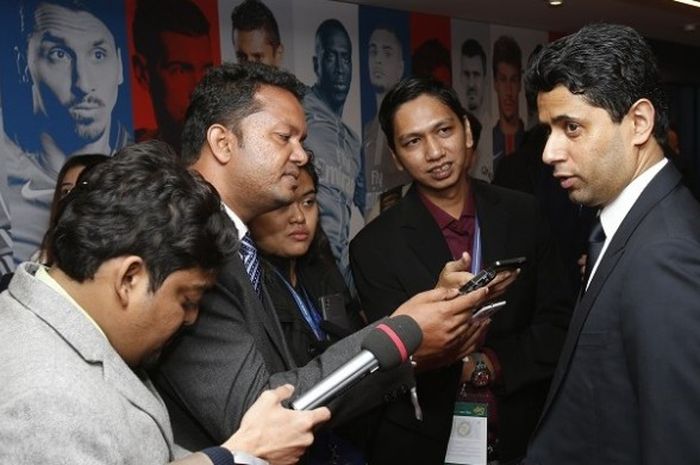 Presiden PSG, Nasser Al-Khelaifi, meladeni pertanyaan awak media di mixed zone Stadion Parc des Prin