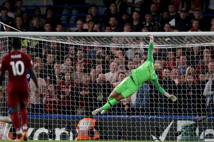 Kiper Chelsea, Kepa Arrizabalaga, berusaha menepis tendangan penyerang Liverpool, Daniel Sturridge, yang berujung gol dalam laga Liga Inggris di Stadion Stamford Bridge, London, Inggris pada 29 September 2018.