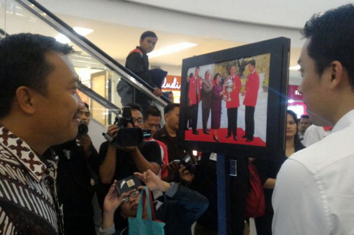 Legenda bulu tangkis Indonesia, Taufik Hidayat (kanan), berbincang dengan Mentri Pemuda dan Olahraga